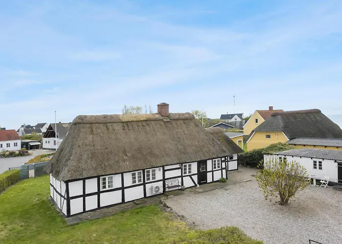 2 Bedroom Stunning In *